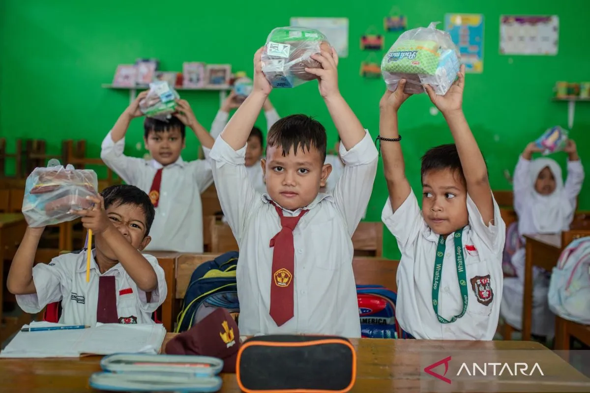 DPR Tegaskan Program Makan Bergizi Tidak Kurangi Anggaran Pendidikan