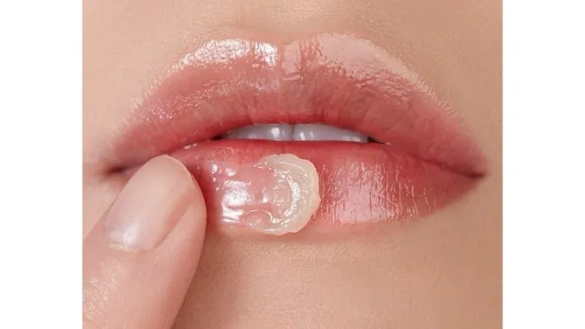 Perawatan Bibir Sehat: Pentingnya Lip Serum Malam dan Lip SPF Pagi