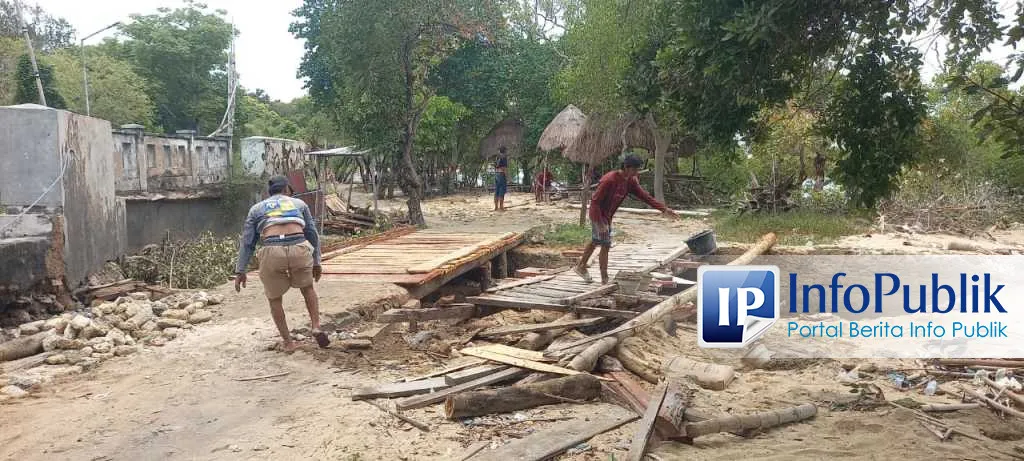 Warga Giligenting Bergotong Royong Perbaiki Jembatan Darurat