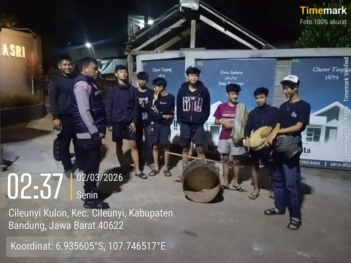 Bhabinkamtibmas Cileunyi Ajak Pemuda Jaga Ketertiban Saat Sahur di Bulan Ramadhan
