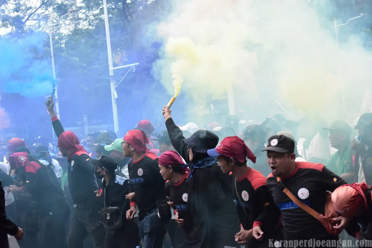 Ribuan Buruh FSPMI Aksi Tuntut Perubahan di Depan DPR dan Kemnaker