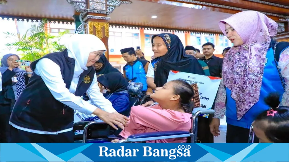 Gubernur Khofifah Salurkan Bansos Rp5 Miliar untuk Pengentasan Kemiskinan di Mojokerto