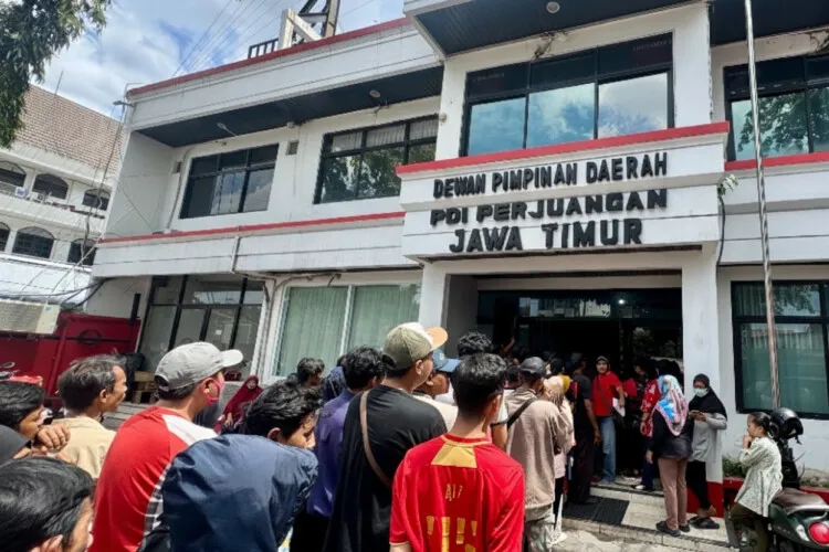 PDIP Jatim Bagikan 500 Paket Sembako dan Nasi Buka Puasa Selama Ramadan