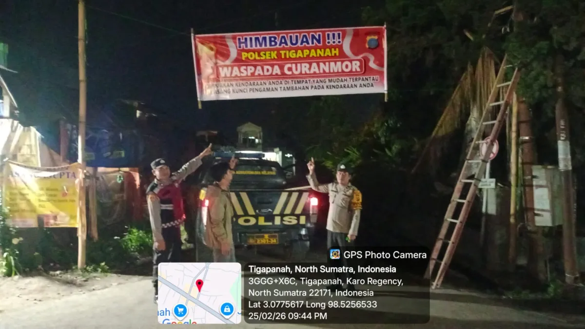 Polsek Tigapanah Pasang Spanduk Waspada Curanmor di Pasar Tradisional