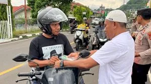 Polres Flotim Bagikan Takjil untuk Pengendara di Bulan Puasa