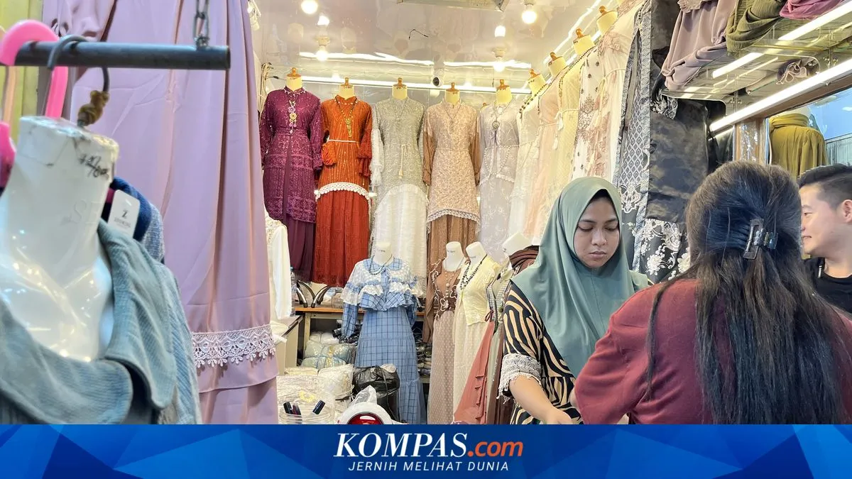 Gamis 'Bini Orang' Menjadi Tren Busana Lebaran di Surabaya