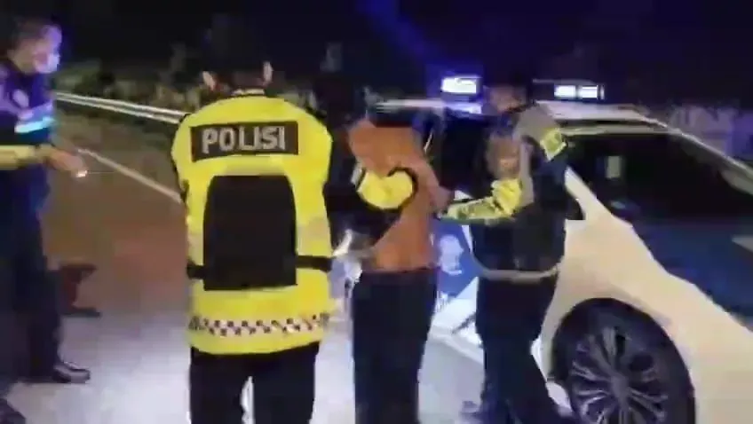 Polisi Bantu Sopir Sakit Menuju Rumah Sakit di Tengah Patroli