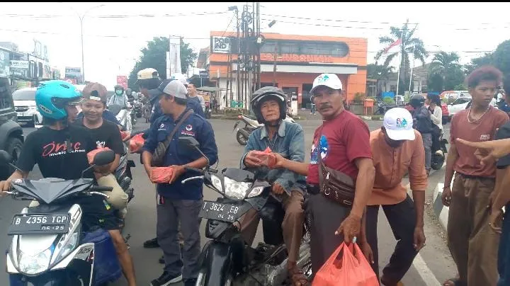 IWO Indonesia Bagikan Takjil Gratis di Karawang Menyambut Ramadhan