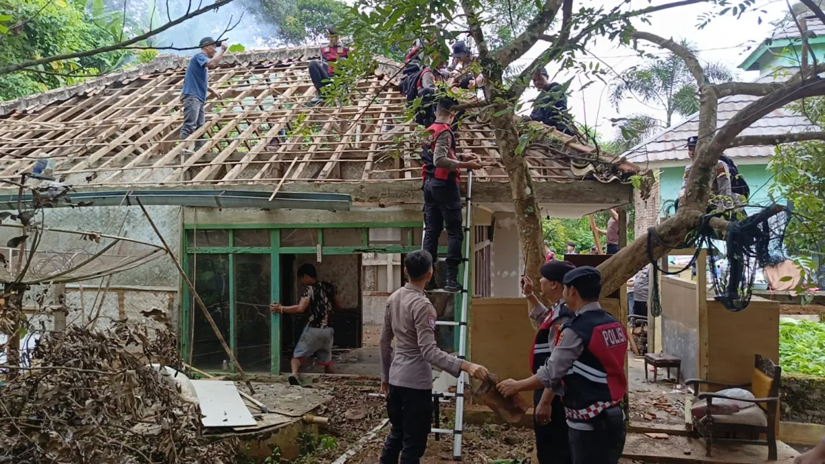 Polres Ciamis Bantu Perbaikan Rumah Tidak Layak Huni di Desa Winduraja