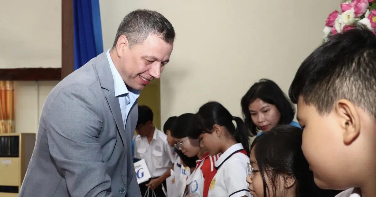 150 Siswa Berprestasi di Ho Chi Minh Terima Beasiswa Nguyen Duc Canh