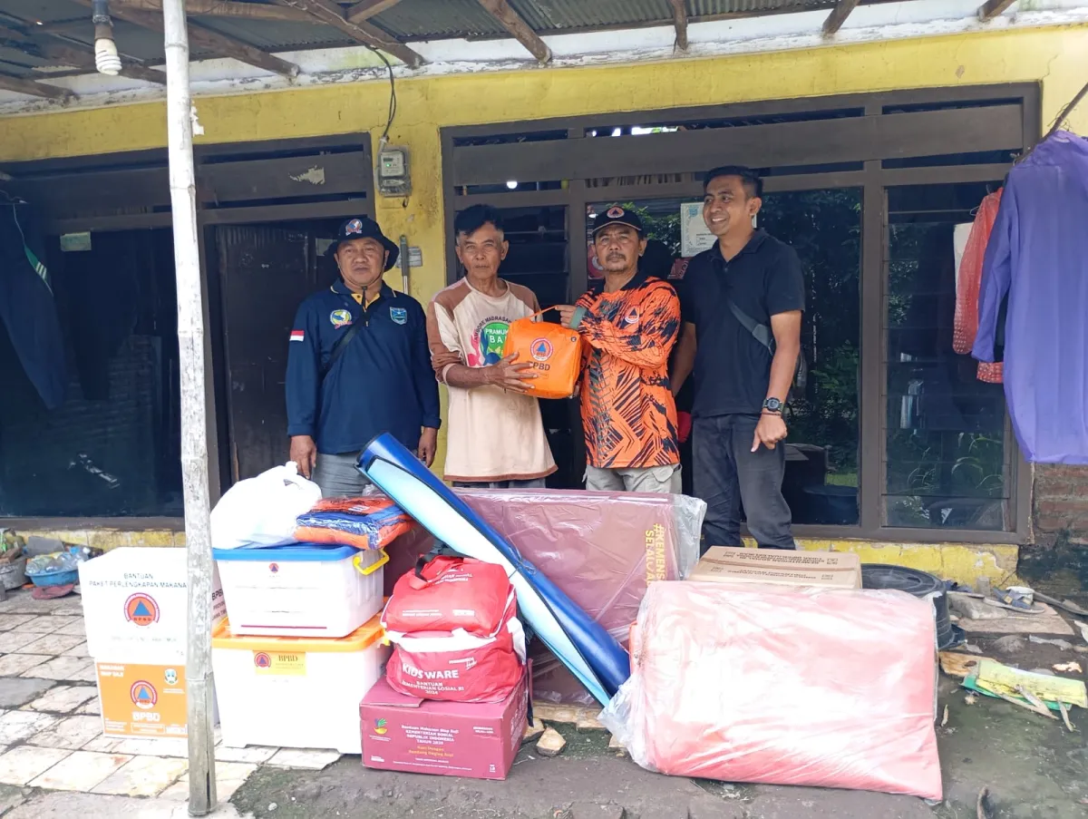 BPBD Probolinggo Salurkan Bantuan untuk Korban Ambruk Atap Rumah di Desa Matekan