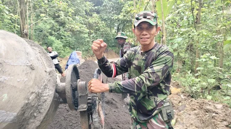 Peran Peltu Maulana Rushan dalam Sukseskan TMMD 127 di Desa Cikuya