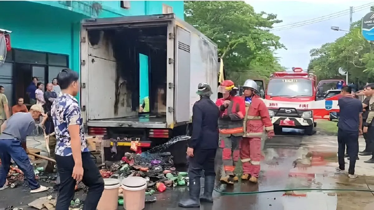 Kebakaran Mobil Boks di Pangandaran Hanguskan 70% Muatan
