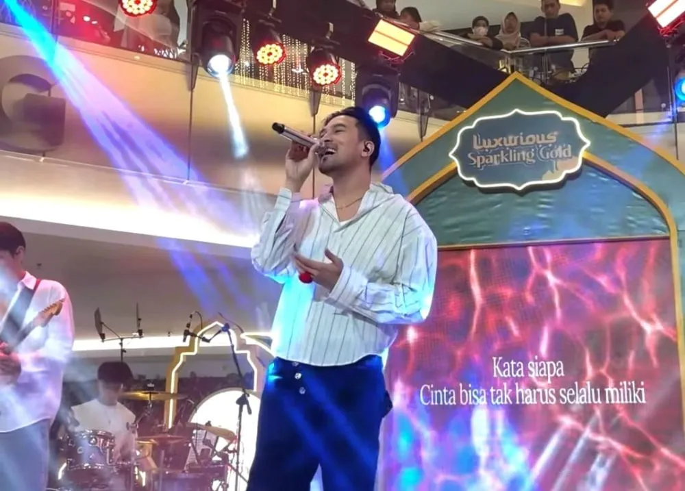 Adrian Khalif Menghibur Pengunjung di Event Luxurious Sparkling Gold di Solo