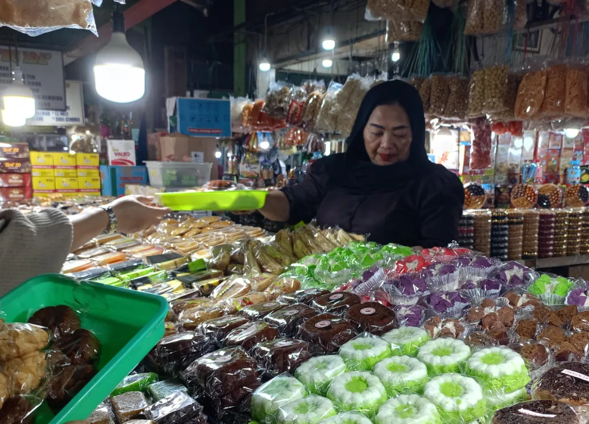 Kue Kering di Pasar Blauran Sepi Pembeli di Awal Ramadan