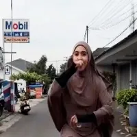 Bunga Kalola Menarik Perhatian Netizen Saat Cari Takjil Naik Sepeda
