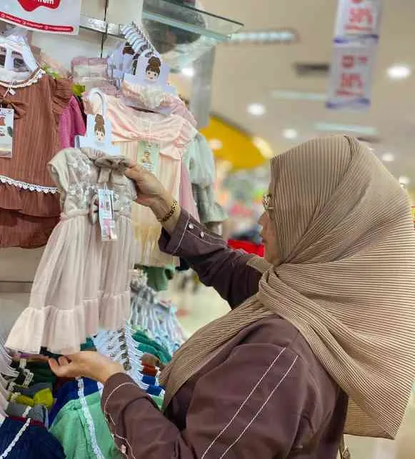 Ngabuburit Berkesan: Sidang, Hujan, dan Persiapan Lebaran untuk Cucu