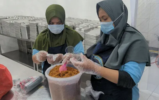 Pengabdian Ibu Sri Hartini di Dapur Makan Bergizi untuk Anak-anak