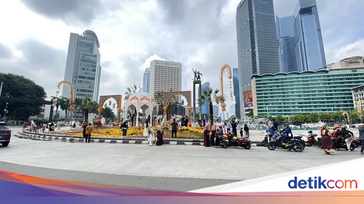 Bundaran HI Menjadi Tempat Favorit Foto Keluarga Usai Salat Idul Fitri