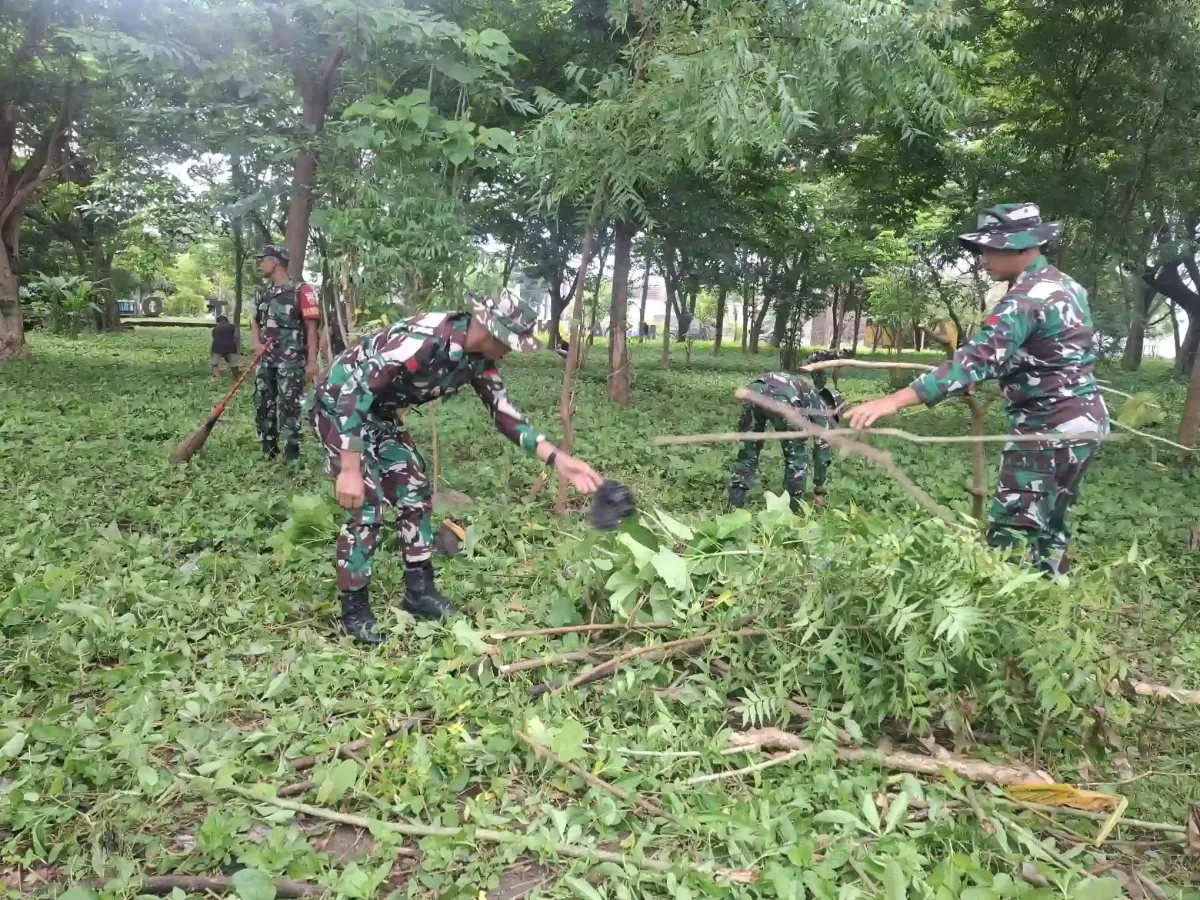 Kodim Sumbawa Bersihkan Taman Kerato dalam Gerakan Indonesia ASRI