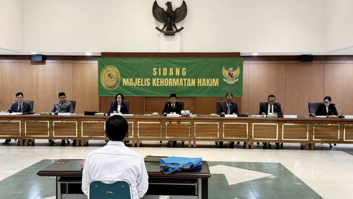 Hakim DD Diberhentikan Karena Terbukti Menelantarkan Keluarga