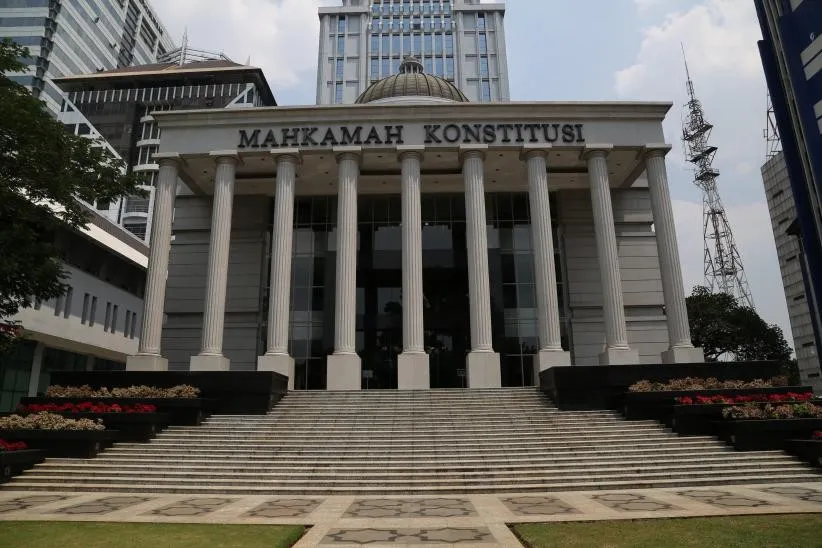 MK Tolak Gugatan Larangan Merokok Saat Berkendara