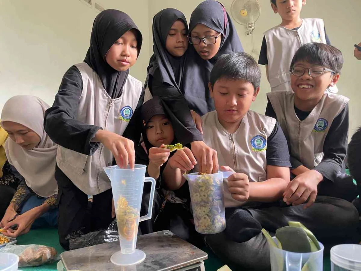 SD Muhammadiyah 3 Ikrom Ajak Siswa Peduli Lingkungan di Bulan Ramadan