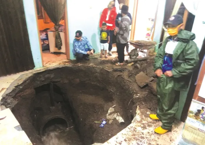 Penyebab Lantai Ruang Tamu Amblas 2,5 Meter Terungkap