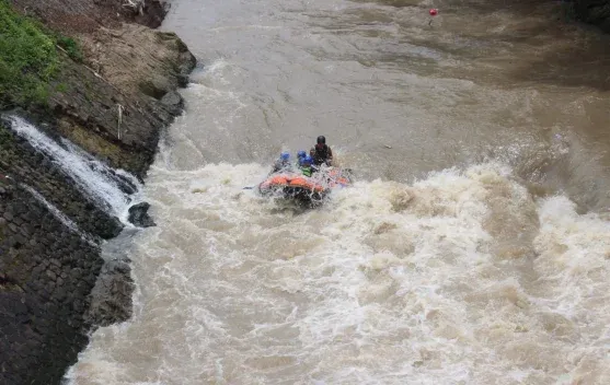 Relawan Bersihkan Sungai Cibanten untuk Wisata Air Berkelanjutan