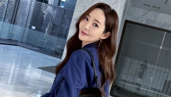 Diet Ekstrem Park Min Young: Hanya Minum 3 Liter Air Sehari untuk Peran Drama