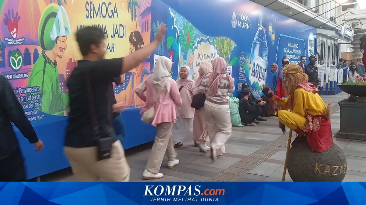 Warga Nikmati Ngabuburit dan Takjil di Jalan Asia Afrika Bandung