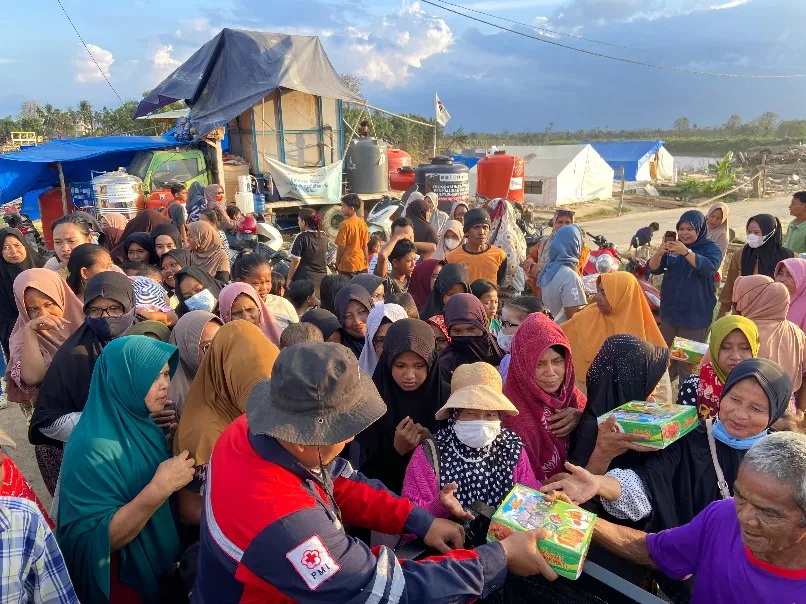 PMI Aceh dan RS Amal Sehat Berikan Bantuan Iftar untuk Pengungsi Banjir