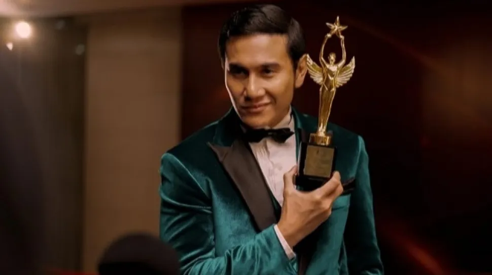 Lupa Daratan: Satir Cerdas tentang Kehidupan Artis di Era Digital