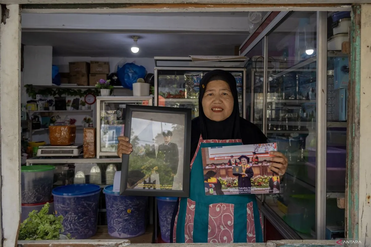 Ibu Penjual Ikan Bilih Cetak Sarjana di Pinggiran Danau Singkarak