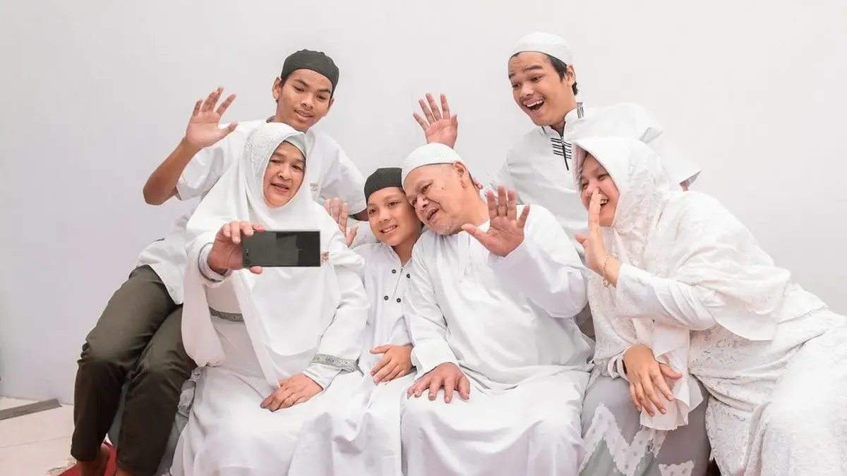 Generasi Muda Memanfaatkan Media Sosial untuk Abadikan Tradisi Lebaran