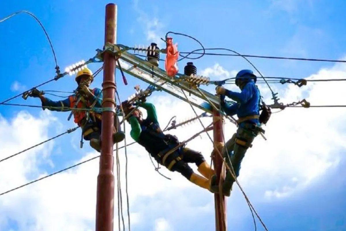 PLN Babel Sukses Pulihkan Listrik di Sumatera Pasca Bencana dengan 55 Relawan
