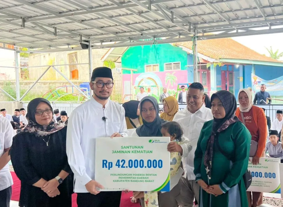 Pemkab Bandung Barat Serahkan Santunan kepada Ahli Waris Korban Longsor Pasirlangu