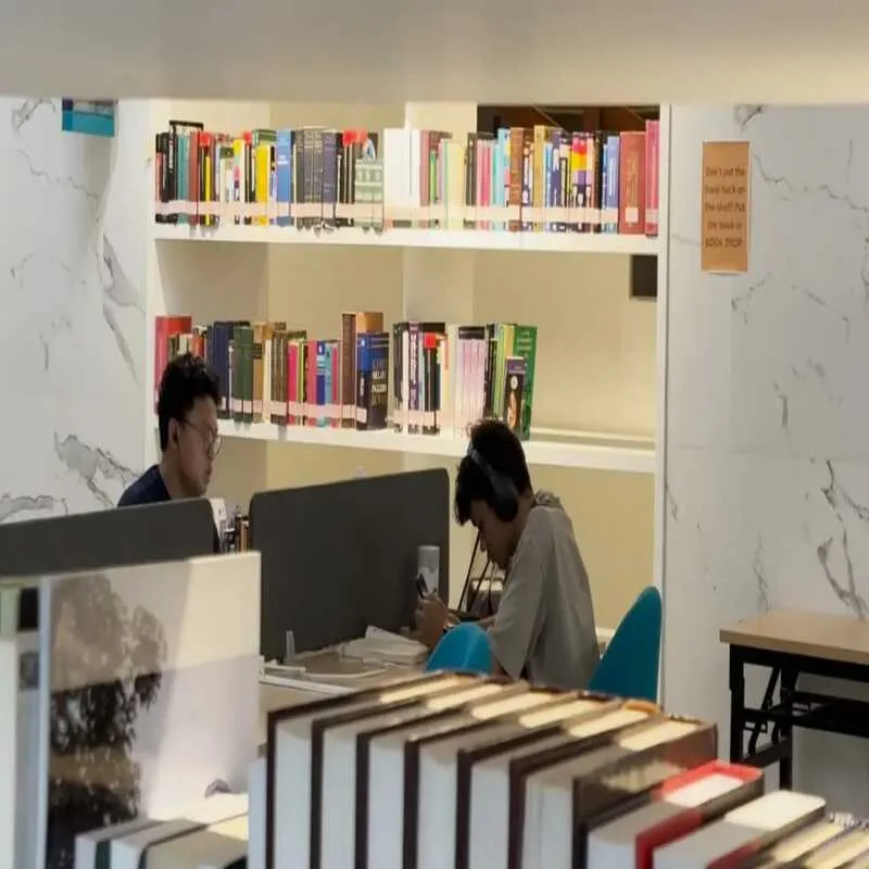 Anak Muda Depok Manfaatkan Ngabuburit untuk Berliterasi di Perpustakaan UIII