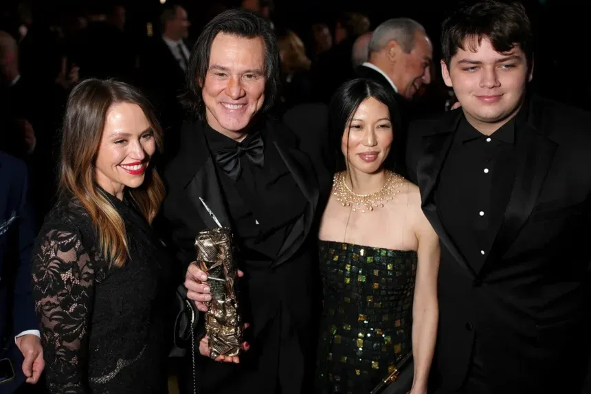Jim Carrey Raih Penghargaan César Didampingi Kekasih Barunya