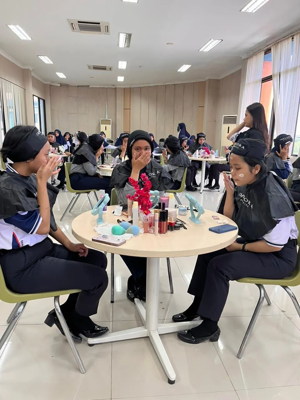 CitraCosmetic Gelar Kelas Kecantikan di Politeknik Penerbangan Makassar