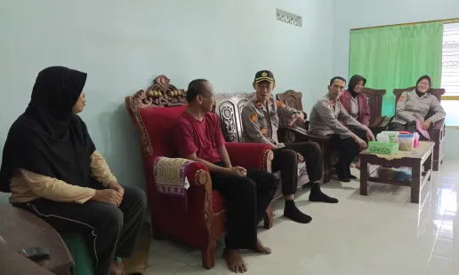 Kapolsek Imogiri Kunjungi Keluarga ASN yang Sedang Sakit