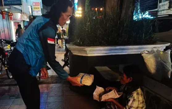 Pesepeda Magelang Gelar Aksi Sosial Berbagi Sembako di Malam Ramadan