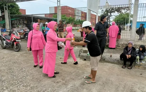 Polsek Pelabuhan Laut Bima Bagikan Takjil untuk Buruh dan ABK