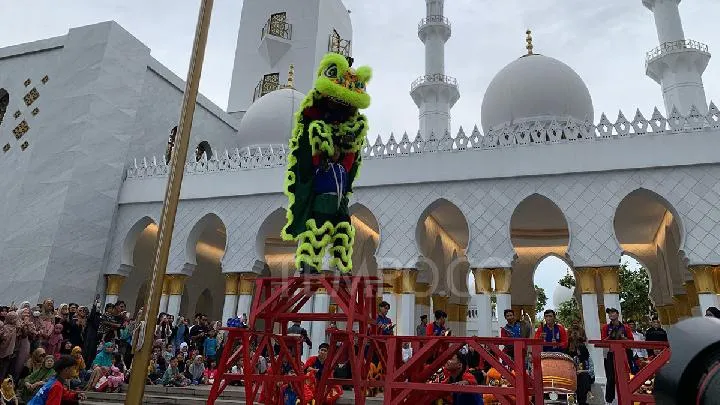 Barongsai Warnai Ngabuburit di Masjid Raya Solo