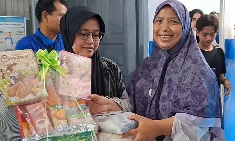 Warga Desa Kaliwadas Berebut Takjil dan Sarung Sedekah di Tegal