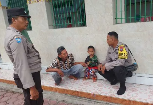 Balita Ditemukan Sendirian di Masjid, Ibu Terpaksa Tinggalkan untuk Bekerja di Karaoke