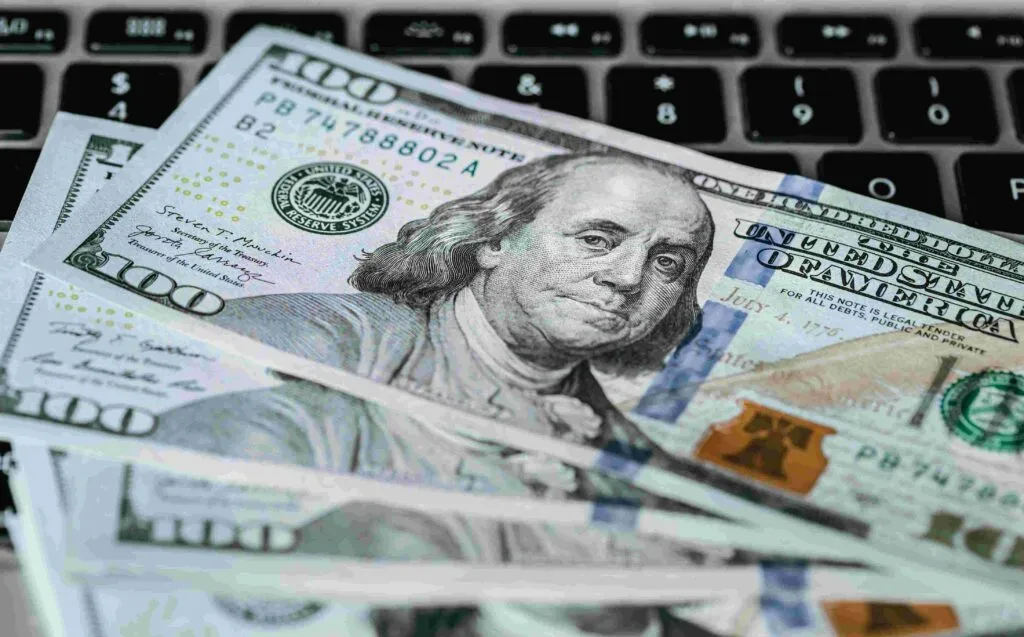 Dampak Pelemahan Rupiah Terhadap Sektor Teknologi di Indonesia