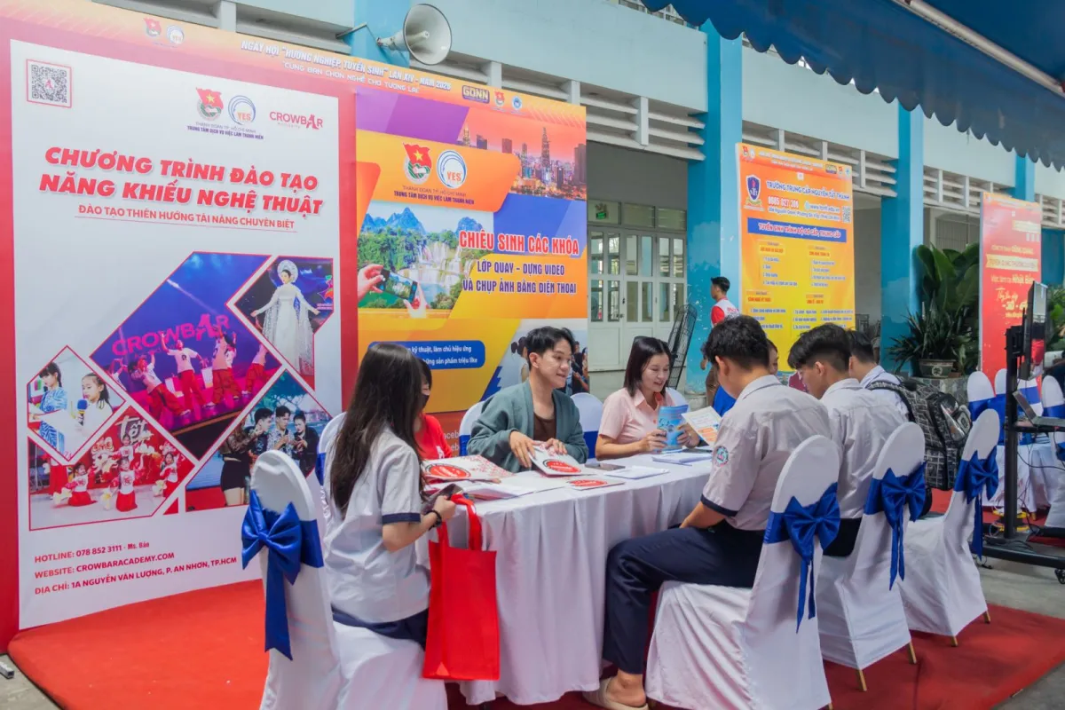 Siswa Proaktif Riset Karier Menjelang Ujian di SMA Linh Trung