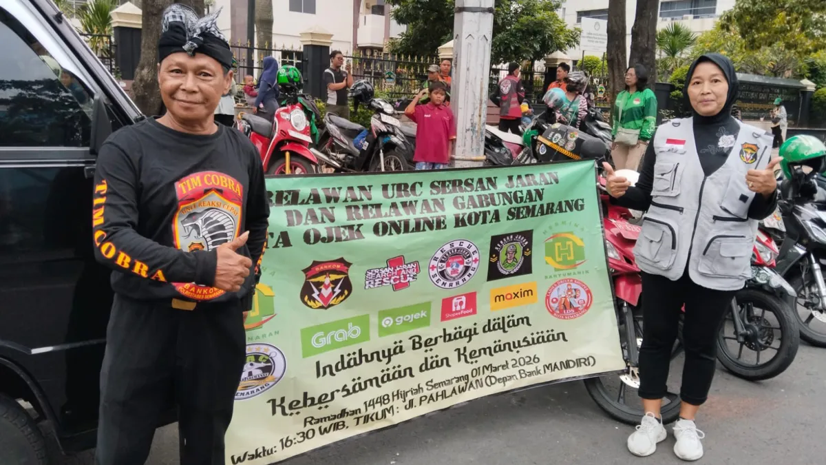 Relawan dan Ojol Bagikan 500 Takjil di Semarang