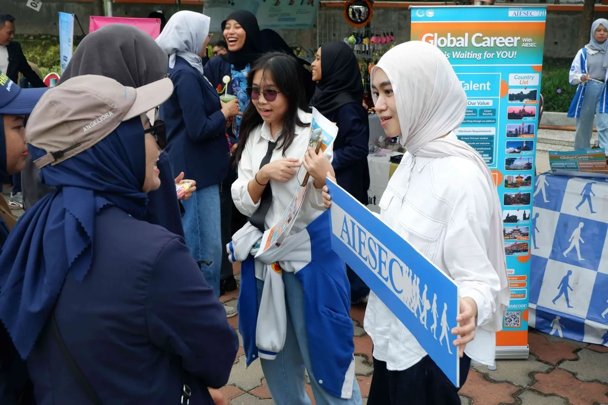 AIESEC Surabaya Promosikan Pengalaman Global di UNESA Festival MURI